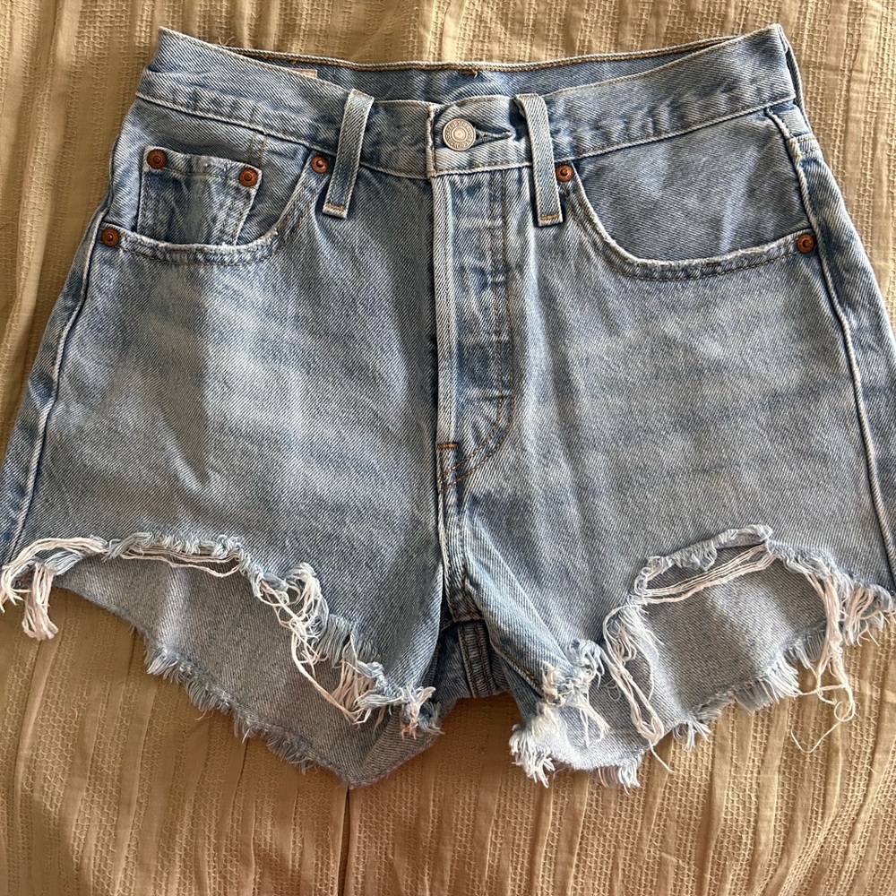 Light wash Levi’s high rise short shorts